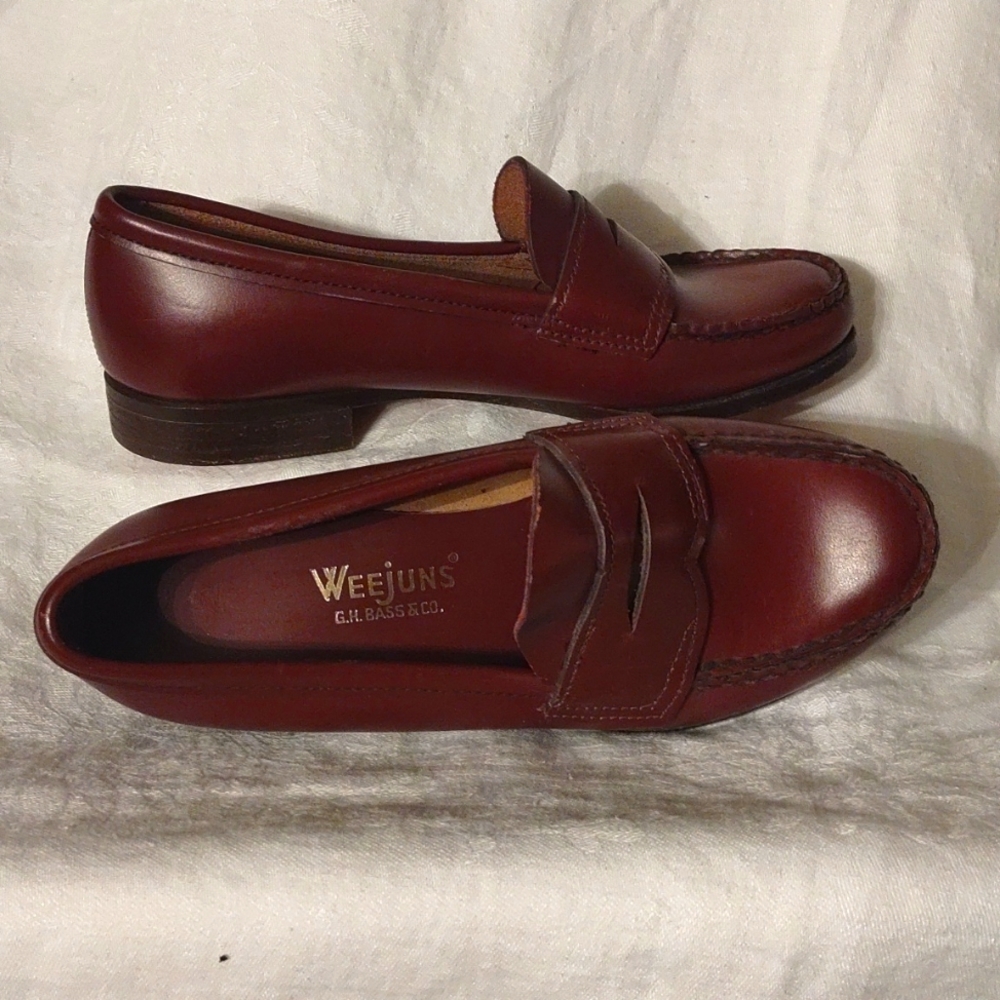 Weejuns G.H. BASS & CO. Never worn. Perfect. Size  5 1/2.
